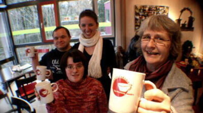 Harald Beck, Nadine Kothe, Susanne Flaig und Rosemarie Henes präsentieren die neuen Kaffee-Tassen mit Aufdruck.  FOTO: DÜRR