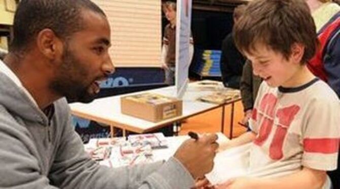 Schreiben, schreiben, schreiben: Von VfB-Stürmer Cacau wollten viele kleine Fans Autogramme haben.
GEA-FOTO: PACHER