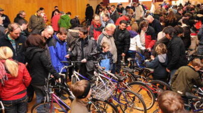 Riesenandrang bei der Radbörse des TSV Betzingen in der Kemmlerhalle.  GEA-FOTO: PACHER