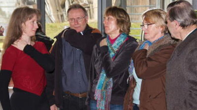 Susanne Beckmann (links) zeigt, wo's hakt: Das Volksleiden Verspannung muss zuerst einmal erfühlt werden. FOTO: HAMMER