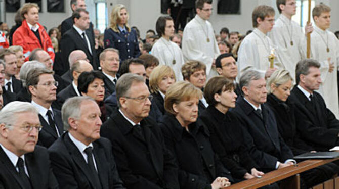 Gemeinsam mit dem Volk trauern Bundespräsident Köhler, Kanzlerin Merkel und Baden-Württembergs Ministerpräsident Oettinger beim