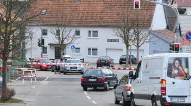 Gerollt sind nur die Züge - für die Autos am Bahnübergang in Mössingen-Belsen ging über eine Stunde nichts mehr. GEA-FOTO: MEYER