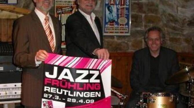 Kulturamtsleiter Dr. Werner Ströbele , Jazzclub-Vorsitzender Clemens Wittel und Philipp Licht von Sponsor Kreissparkasse (von re