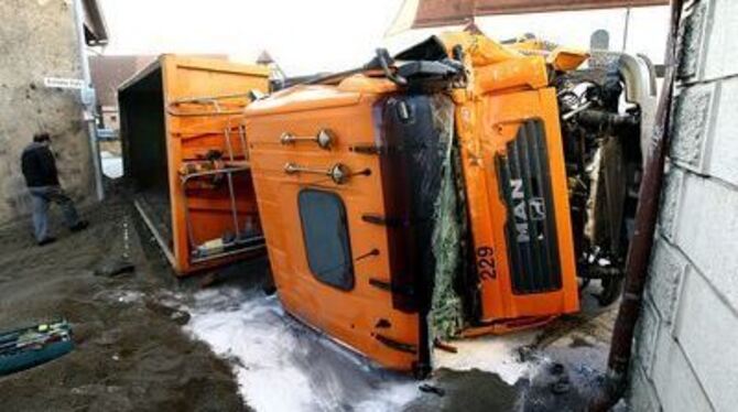 Ende an der Hauswand: Ein Kieslaster kippte heute auf der B 312 in Tigerfeld um.
FOTO: WARNACK