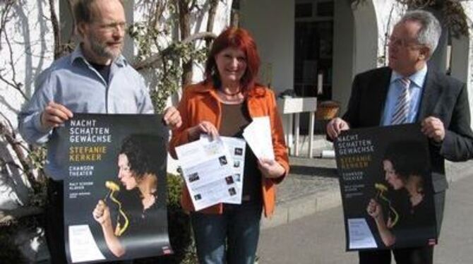 Wolfgang Schildge, Ursel Maichle-Schmitt und Hubertus-Jörg Riedlinger präsentieren das neue Wimsener Kulturprogramm. 
GEA-FOTO: