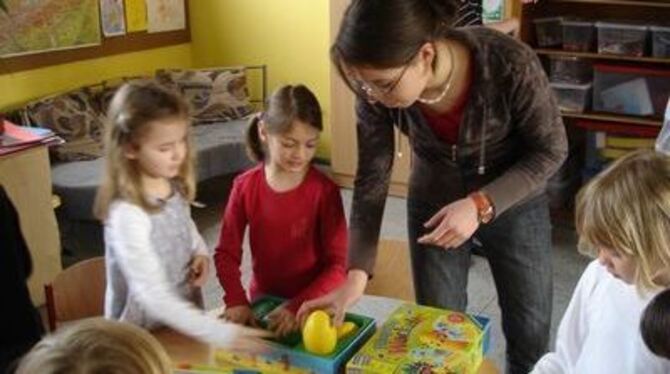 Wer spielt, lernt leichter: Kinder mit Betreuerin in der Graf-Eberhard-Schule. 
FOTO: FRIEDRICH