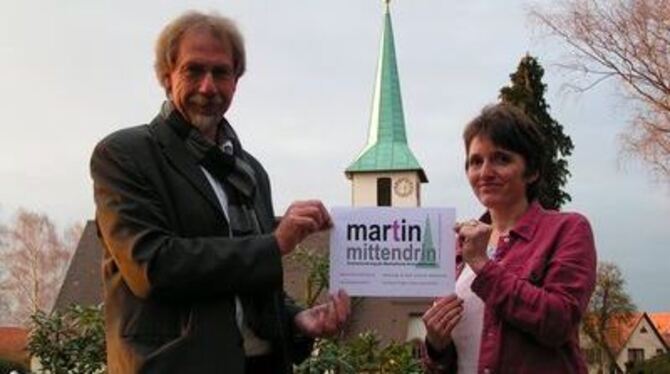 Pfarrer Michael Odenwald und Mechtild Kessler mit dem Martin-Schild vor der Martinskirche in Kirchentellinsfurt.
FOTO: WEBER