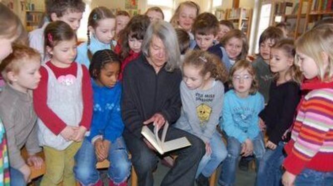 Die Kinder der August-Lämmle-Schule drängen sich um die Kinderbuchautorin Marjaleena Lembcke-Heiskanen.
FOTO: KUBITSCHECK