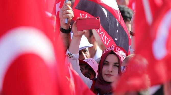 In Köln werden bis zu 30 000 Menschen zur Pro-Erdogan-Demonstration erwartet. Foto: Tolga Bozoglu