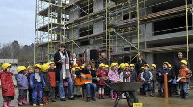 &raquo;Marmor, Stein und Eisen bricht, aber dieses Haus hier nicht&laquo;. Die Schützlinge des Kindergartens Eninger Weg beim Ri