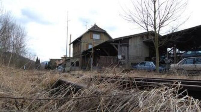 Der alte &raquo;Südbahnhof&laquo;: Die Eisenbahnfreunde Eningen wollen ihn sanieren und zur Kulturstätte ausbauen. 
GEA-FOTO: CO