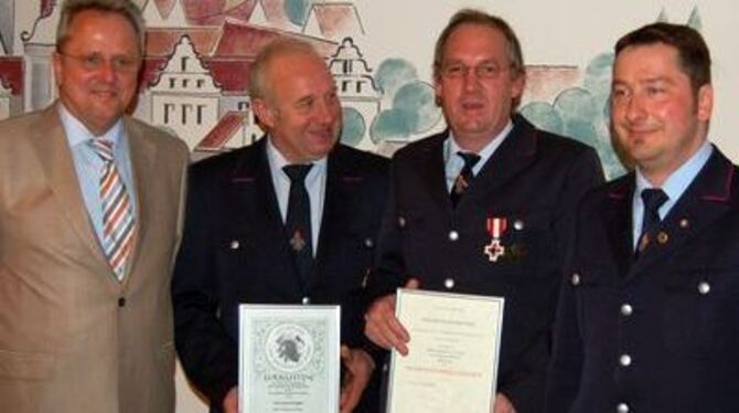 Ehrung bei der Feuerwehr Zwiefalten (von links): Bürgermeister Hubertus-Jörg Riedlinger, Karl Knupfer, Bernhard Hacker und Komma