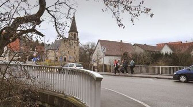 Komplizierte Dübelarbeiten sind bei der Brücke über die Echaz in Wannweil nötig.  
FOTO: TRINKHAUS