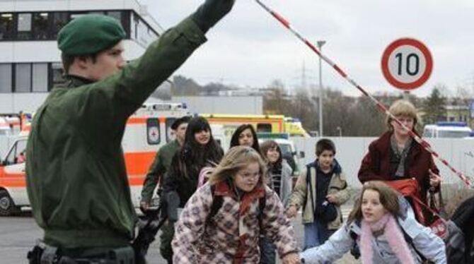 Schüler werden am Mittwoch in Winnenden aus dem Schulzentrum evakuiert, in dem sich die Albertville-Realschule befindet.  
FOTO: