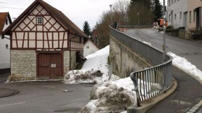 Links der Farrenstall, rechts die Stützmauer zur Ölbergstraße in Gammertingen. 
FOTO: BUT