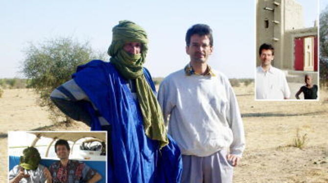 Afrikanische Bild-Notizen: Holger Bergmann mit Oumar Ag Abbi in der Halbwüste, an Bord eines Flussschiffes und vor der Moschee Y