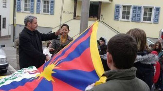 Mingjur Päldön floh aus Tibet und lebt in Kirchentellinsfurt. Zusammen mit Bürgermeister Bernhard Knauss hisste sie gestern die