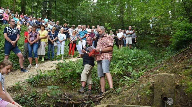 Das Brünnele ist freigelegt: Die Geschichte des Kleinods im Florianwald schilderten  Hartmut Kurz und Thomas Vorwerk.