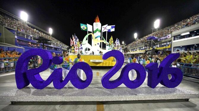 Das Logo der Olympischen Spiele auf einer Sambaparade in Rio.