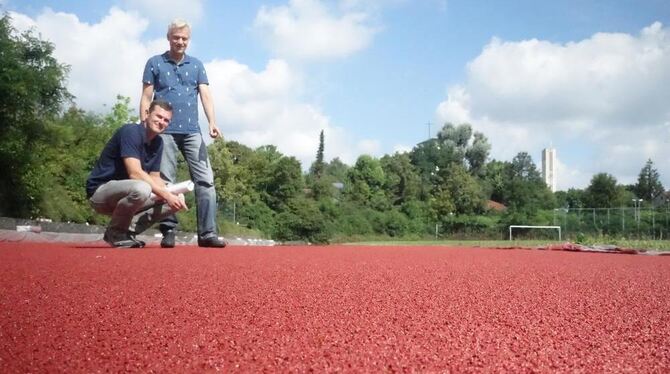 Markus Lutz (rechts) und Georg Frey auf der frisch renovierten Laufbahn beim Albert-Einstein-Gymnasium.