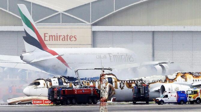 Die ausgebrannte Boeing 777-300 von Emirates in Dubai.