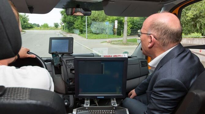 Verkehrsminister Winfried Hermann fährt in einem Spezialfahrzeug mit. Der Wagen erfasst den Zustand von Landstraßen.