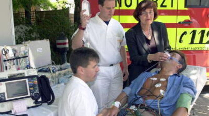 Nach einem Herzinfarkt zählt jede Minute. Ist der Patient erst einmal in der Klinik, wird wie in Tübingen ein eingespieltes Team