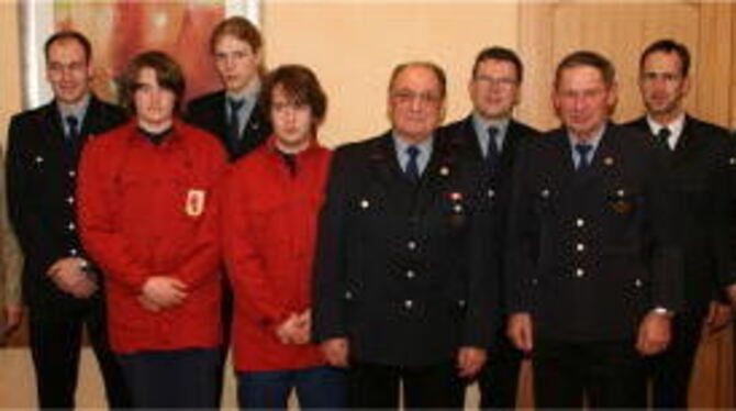 Geehrte und Ehrende bei der Sickenhäuser Feuerwehr (von links): Bezirksbürgermeister Erich Fritz, Stefan Klaus, Benedikt Sautter