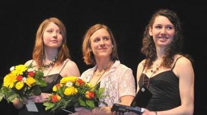 Strahlten um die Wette: Ann-Kathrin Knupfer, Ines Bischoff und Sarah Cornelsen (von links). FOTO: TRINKHAUS