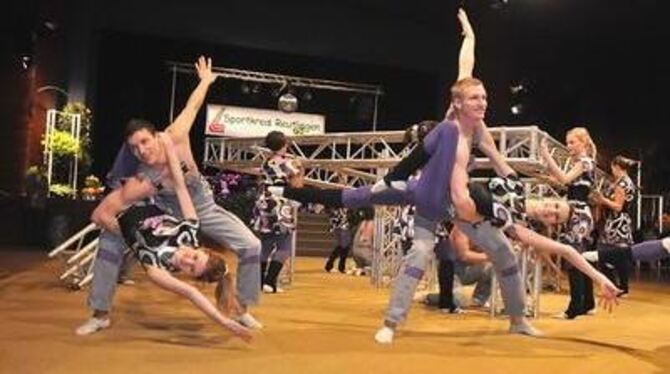 Tanzrunden und Showeinlagen wechseln sich beim Sportlerball ab. FOTO: TRINKHAUS