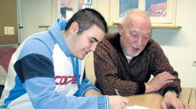 Der Schüler und sein Mentor: Santino Marra und Jürgen Böcker. GEA-FOTO: FÜSSEL