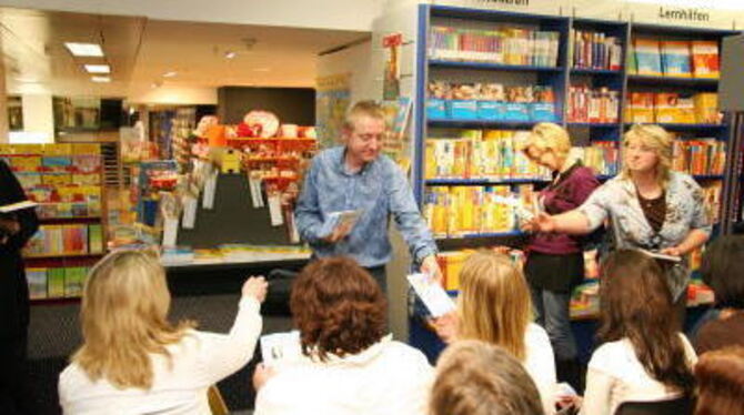 Der Schauspieler und Autor Pierre Franckh hat in Reutlingen viele Fans in die Buchhandlung Osiander gelockt. GEA-FOTO