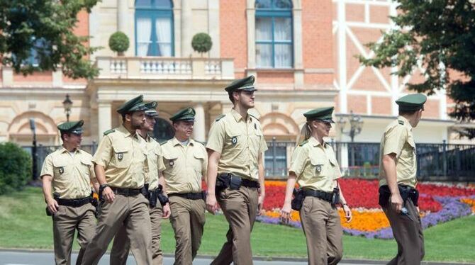 Polizisten sichern das Festspielhaus in Bayreuth. Foto: Timm Schamberger