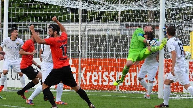 Das frühe 1:0. Der SSVler Daniel Schachtschneider (links) trifft per Kopf, Keeper Julian Hauser und Kaan Akkaya in Not.