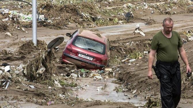 In den Straßen Skopjes stand das Wasser zum Teil meterhoch. Gebäude brachen zusammen, Erdrutsche setzten Dutzende Autos fest.