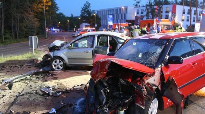 Zerstörte Fahrzeuge nach einem Autorennen in Hagen. Foto: Alex Talash/Archiv