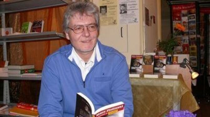 Bernd Storz bei seiner Lesung in der Bad Uracher &raquo;Ausweichbuchhandlung&laquo; im Café am Markt. FOTO: SANDER