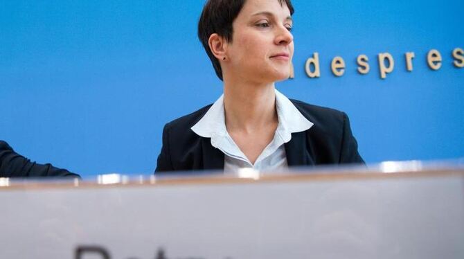 Will abgelehnte Asylbewerber auf Inseln außerhalb Europas unterbringen lassen: AfD-Chefin Petry. Foto: Bernd von Jutrczenka/A