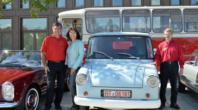 Fahrzeuge und Organisatoren in Pose (von links): Dietmar Scheib (Vorsitzender der Oldtimerfreunde Neckar-Alb-Schönbuch), Tanja U