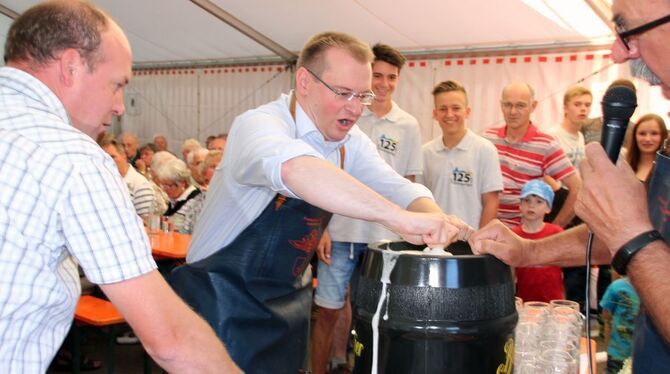 Da ist Engstingens Bürgermeister Mario Storz, Zweiter von links,  aber verblüfft, schießt doch das Bier oben zum Fass hinaus.