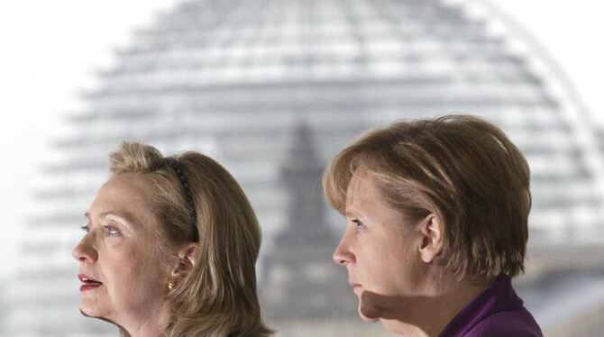 Bundeskanzlerin Angela Merkel neben der damaligen US-Außenministerin Hillary Clinton bei einer Pressekonferenz in Berlin. Fot