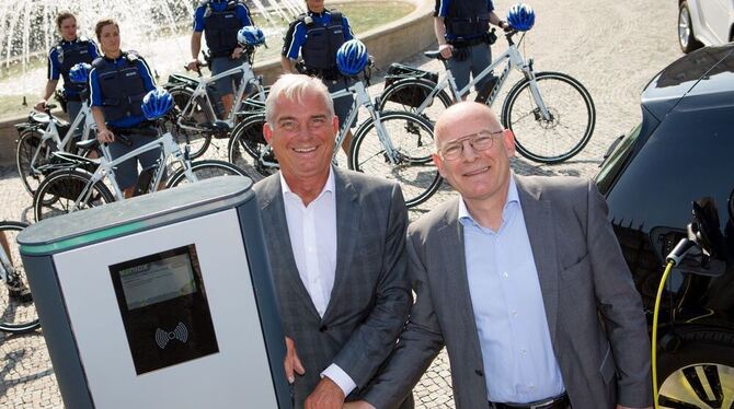 Thomas Strobl (CDU, links), Innenminister von Baden-Württemberg, und Baden-württembergs Verkehrsminister Winfried Hermann (Bündn