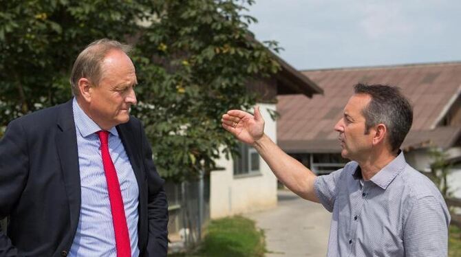 Hans-Georg Schwarz (r) zeigt dem Präsidenten des Landesbauernverbandes (LVB), Joachim Rukwied, den Falkenhof in Leonberg-Gebe