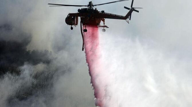 Löschhubschrauber am Stadtrand von Los Angeles. Foto: Paul Buck