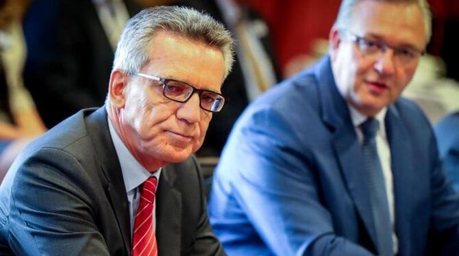 Bundesinnenminister de Maiziere (l) und Berlins Innensenator Henkel während Innenministerkonferenz von CDU/CSU in Berlin. Fot