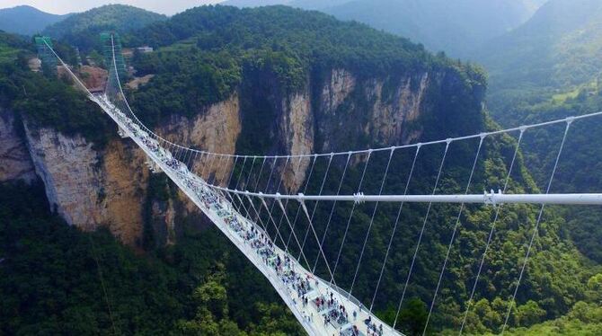 Nichts für Ängstliche: Die längste und höchste Glasbrücke der Welt überspannt ein tiefes Tal in der chinesischen Provinz Huna