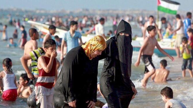 Verschleiert am Strand: Palästinenserinnen im Gazastreifen. Foto: Ali Ali/Archiv