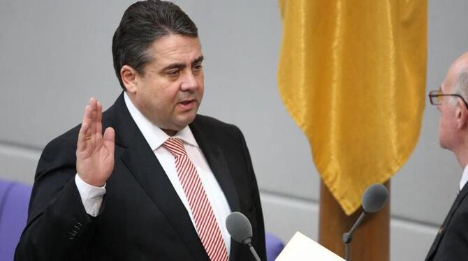 Verpflichtet der Amtseid Sigmar Gabriel zu einem Pro-TTIP-Kurs? Foto: Michael Kappeler/Archiv