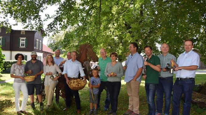 Kartoffelfestakteure mit Pferdeplastik unter der 200 Jahre alten Linde des St. Johanner Gestütshofes. GEA-FOTO: GEIGER