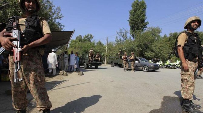 Pakistanische Soldaten schirmen das Gelände ab, auf dem sich ein Selbstmordattentäter in die Luft gesprengt hat. Foto: Bilawa